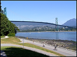 The Lions Gate bridge
as seen from 
Stanley park. (444 kb)