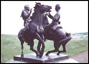 Fort Walsh statues (36 kb)